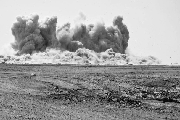 Explosión de detonadores en el desierto
  - Foto, imagen