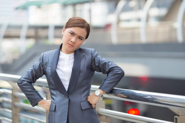 La donna d'affari si sente arrabbiata dal lavoro
 - Foto, immagini