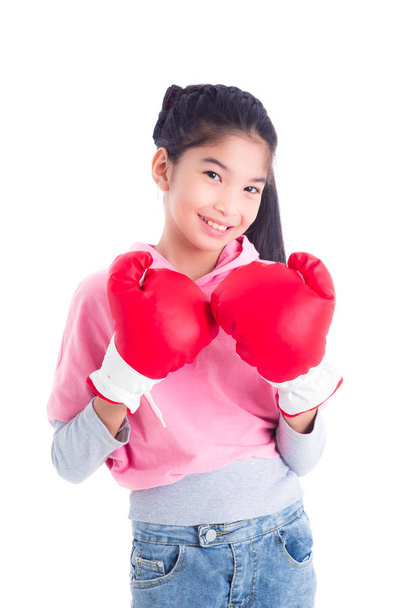 Piękna dziewczyna azjatyckich na sobie czerwone rękawice bokserskie na białym tle - Zdjęcie, obraz