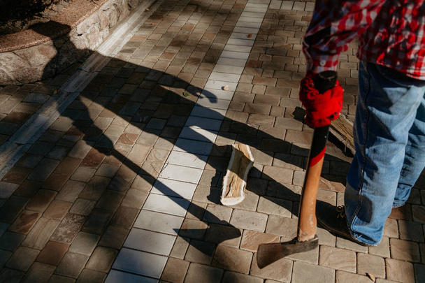 Ο άνθρωπος με το τσεκούρι δίνει δυσοίωνη σκιά - Φωτογραφία, εικόνα