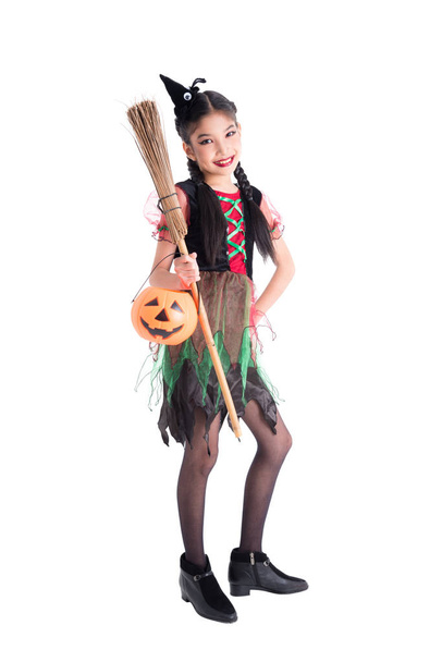 pleine longueur de fille en costume de sorcière tenant fleur et seau de citrouille halloween
 - Photo, image