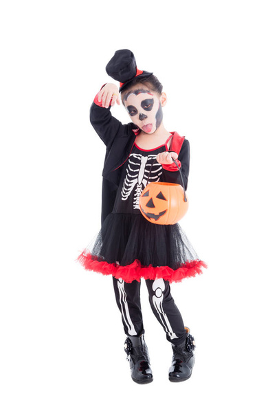 Pełna długość dziewczynki w stroju szkieletu trzymania Halloween dyni wiadro - Zdjęcie, obraz