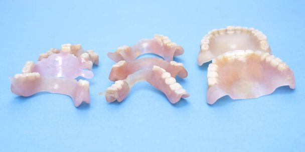 取り外し可能な入れ歯は柔軟性があり、ナイロンがなく、モノマーからの低刺激性の免除. - 写真・画像