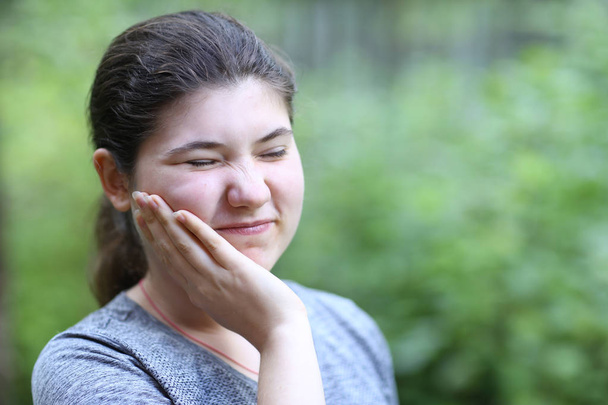 tiener meisje met tandpijn close-up foto - Foto, afbeelding