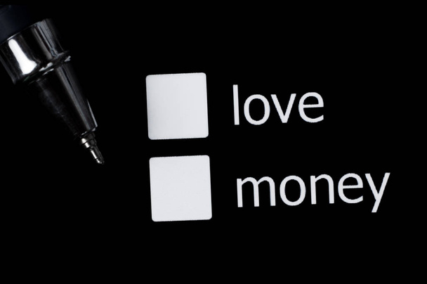 Una caja para marcar su elección entre el amor y el dinero. Cuadrados en
 - Foto, imagen