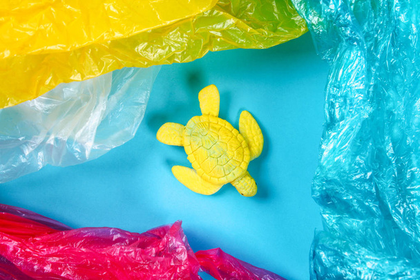 Műanyag szennyezés óceán probléma. Tengeri teknős műanyag zacskót. Ökológiai helyzet. Hulladék nullpont - Fotó, kép