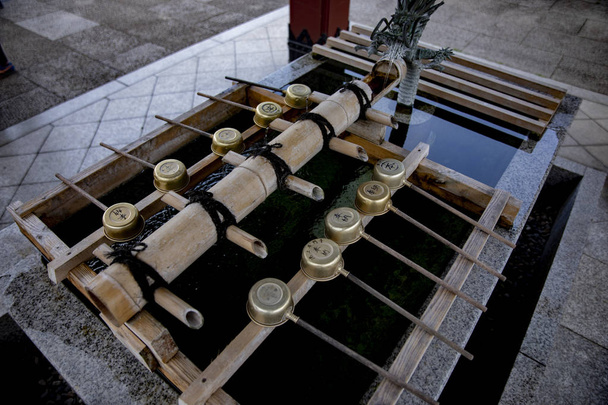 Το δοχείο εξαγνισμού στο ναό του Ικεγγκάμι χονμόντζι στο Τόκιο - Φωτογραφία, εικόνα