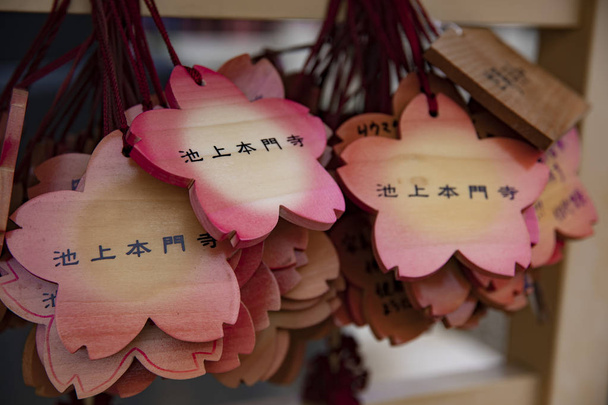Votive tabletit Ikegami honmonji temppeli Tokiossa lähikuva
 - Valokuva, kuva