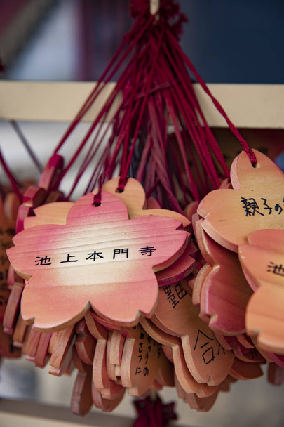 Votive tabletit Ikegami honmonji temppeli Tokiossa lähikuva
 - Valokuva, kuva