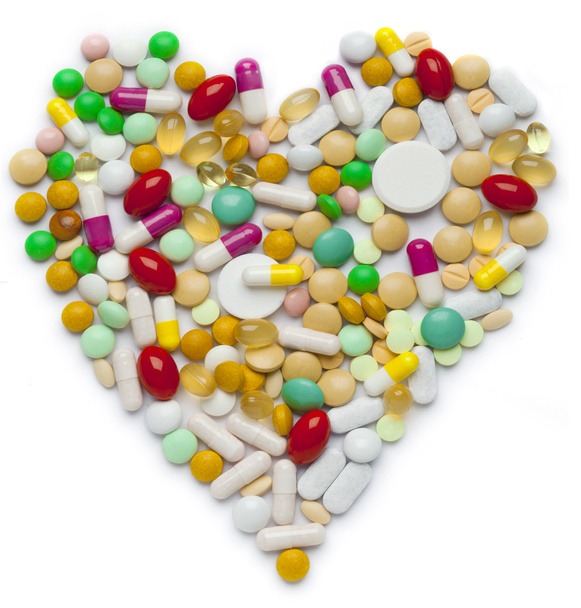 Corazón de pastillas y cápsulas
 - Foto, imagen