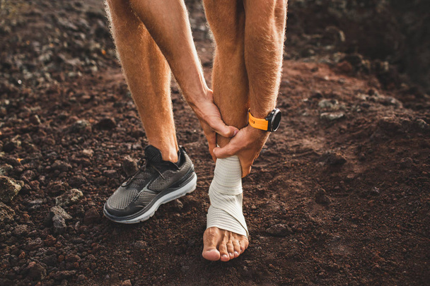 Мужчина, бегущий с травмой ноги крупным планом и страдающий от боли
 - Фото, изображение