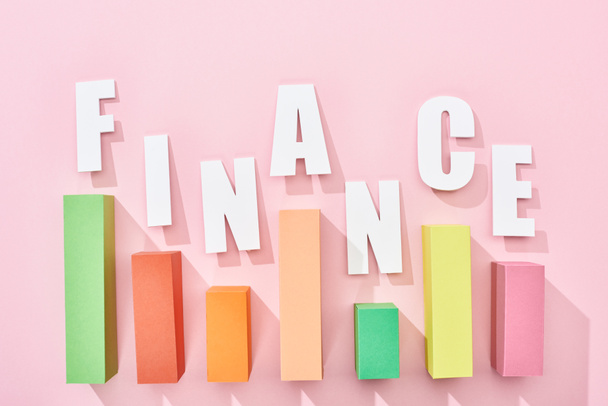 Draufsicht der Finanzinschrift mit Farbdiagramm auf rosa Hintergrund - Foto, Bild