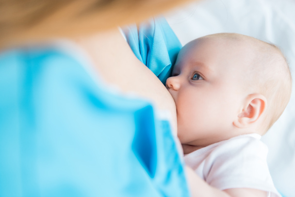 cropped view of mother breastfeeding her baby in hospital  - Zdjęcie, obraz