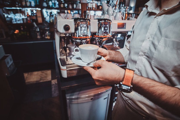 Бариста готовит кофе для клиентов
 - Фото, изображение