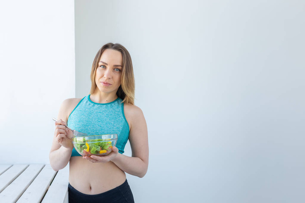 Здоровый образ жизни, фитнес и диета - диетический салат и женщина в спортивной одежде, копиаспас
 - Фото, изображение