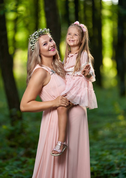 Pregnant woman and her elder daughter outdoor - Foto, immagini
