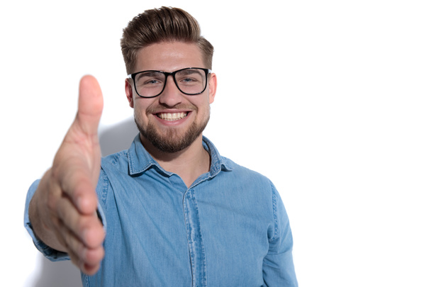 sorridente jovem inteligente casual homem cumprimenta com um aperto de mão
 - Foto, Imagem