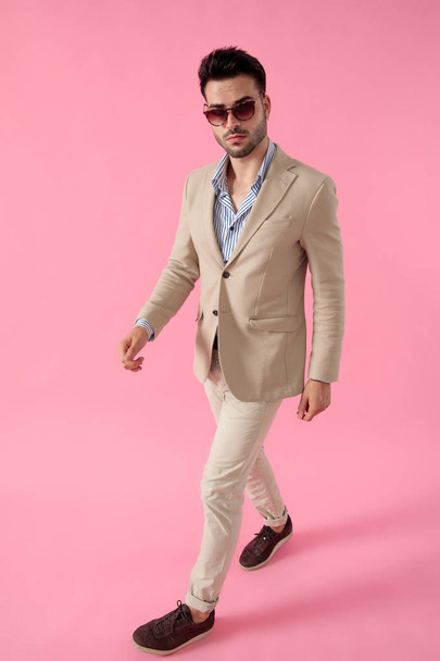 smart casual young man wearing a suit and sunglasses - Φωτογραφία, εικόνα