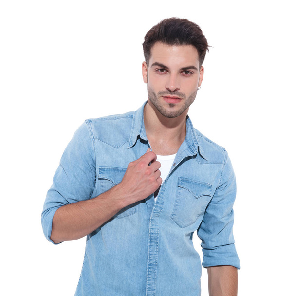 confident young man holding hands to collar  - Foto, Bild