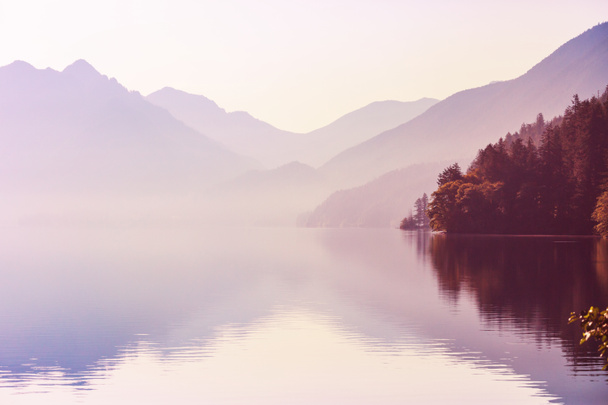 Спокойное озеро в горах в летний сезон. Красивые природные пейзажи. - Фото, изображение
