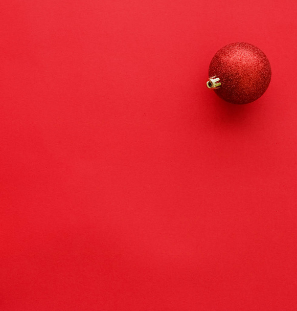 赤いフラットレイの背景にクリスマスボーブル、豪華な冬の休日 - 写真・画像