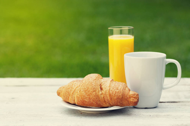 Kaffee, Orangensaft und Croissant - Foto, Bild