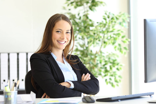 Happy businesswoman at office posing looking at you - Foto, immagini