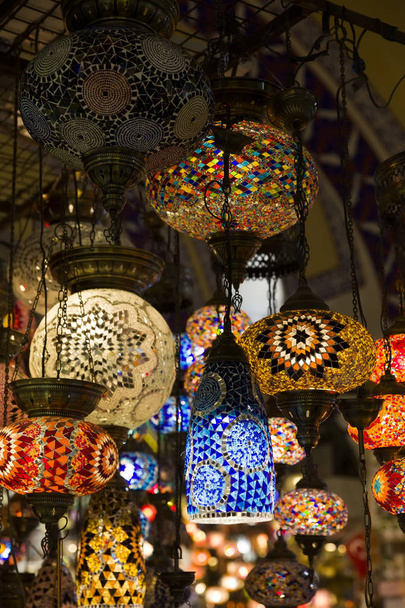 Turkse decoratieve lampen te koop op Grand Bazaar in Istanbul, Turkije - Foto, afbeelding