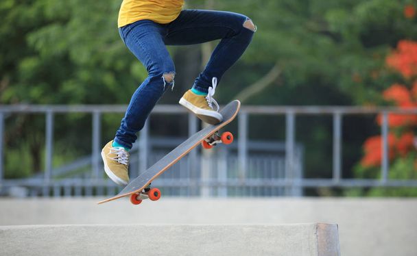 Skateboarder skateboarding on skatepark ramp - Фото, зображення