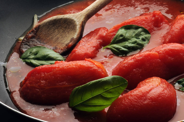 Fesleğen ile soyulmuş domates - Fotoğraf, Görsel