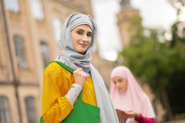 Belle femme musulmane portant une robe jaune et hijab
 - Photo, image