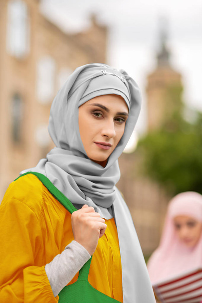 Mooie jonge moslim vrouw staande in de buurt van de Universiteit - Foto, afbeelding