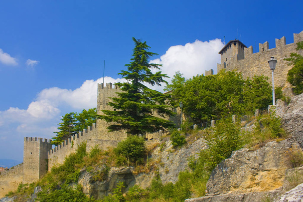 Panorama de la Torre Cesta es la segunda torre en el casco antiguo de San Marino
 - Foto, Imagen