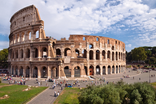Colosseo θέα από το ρωμαϊκό φόρουμ στη Ρώμη - Φωτογραφία, εικόνα