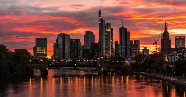 Палаюче небо над Франкфуртом - Фото, зображення
