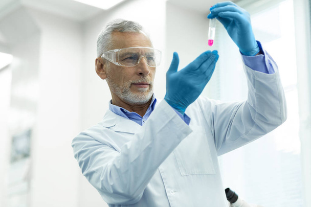 Attentive mature male person working in laboratory - Фото, зображення