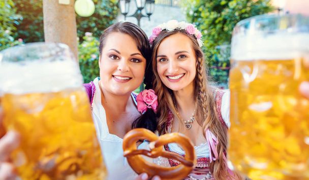 Φίλες στη Βαυαρία απολαμβάνοντας μια μπύρα σε μια παραδοσιακή παμπ - Φωτογραφία, εικόνα