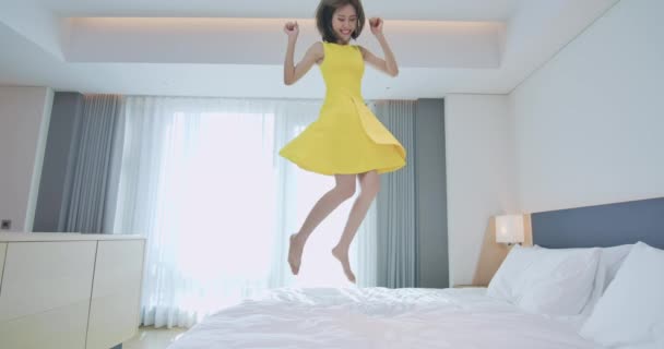 Fashion lady jump on bed - Video, Çekim