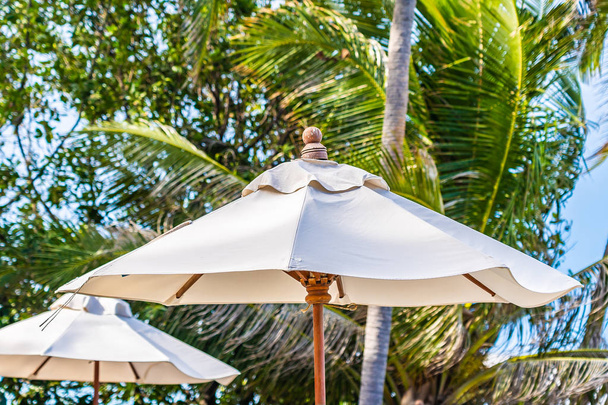 ビーの周りに白い傘と美しい屋外熱帯の自然 - 写真・画像