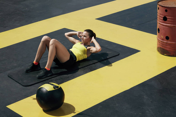 Fitness woman doing sit-ups exercise workout at gym. Sport  - Valokuva, kuva
