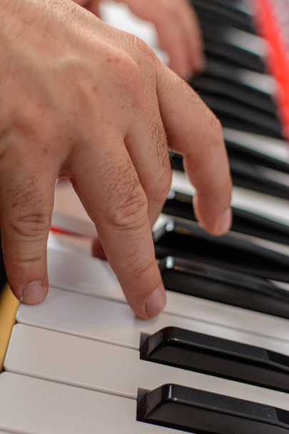 Imagen de dos manos tocando el piano
 - Foto, imagen