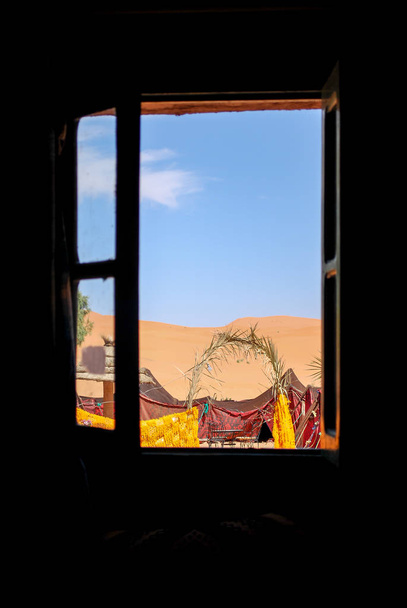 砂漠への窓 - 写真・画像