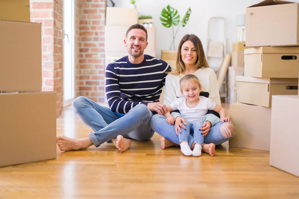 Kaunis perhe lapsen kanssa uudessa kodissa
 - Valokuva, kuva
