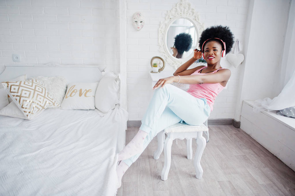 Молода афроамериканець жінка дивиться на дзеркало і слухати MU - Фото, зображення