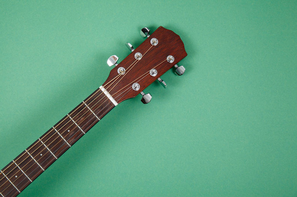 Ακουστική κιθάρα που αναπαύεται - Φωτογραφία, εικόνα