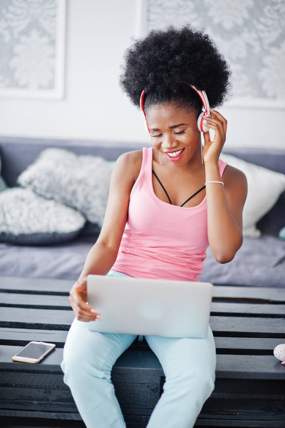 Young african american woman sitting on the couch while working  - Foto, imagen