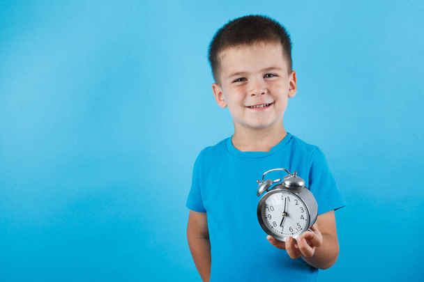時計アラームを持つ少年 - 写真・画像