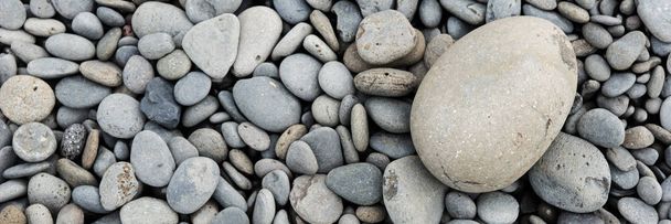Στρογγυλές πέτρες με πανοραμική φόντο. Χαλίκι φόντο υφή - Φωτογραφία, εικόνα