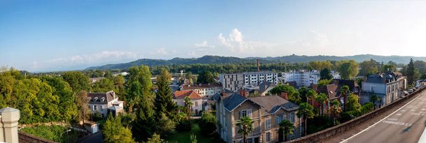 widok na miasto Pau, francuskie miasto w Akwitanii - Zdjęcie, obraz