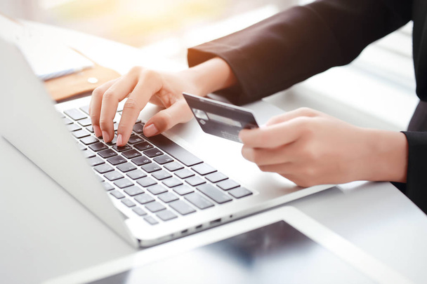 покупки та онлайн оплата за допомогою ноутбука та планшета з кредитною карткою
 - Фото, зображення